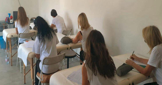 allievi al corso di Riflessologia plantare di Parma Studenti della On Zon Su School di Parma durante una lezione al corso di riflessologia polantare