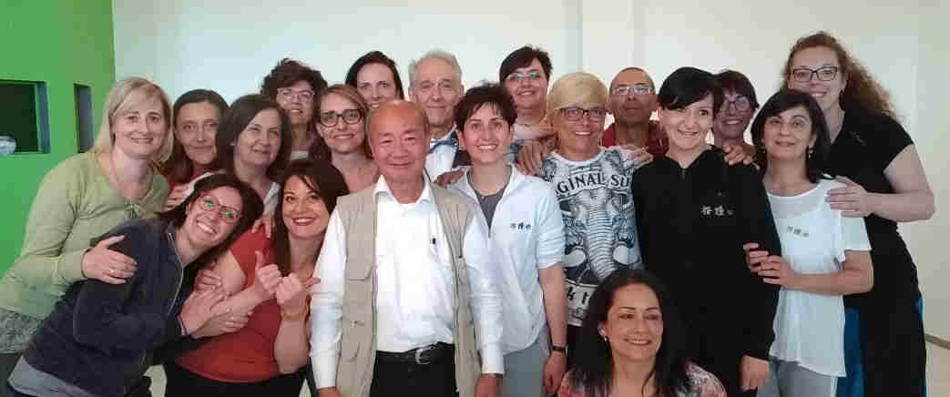 Il Maestro Ming medico di  MTC, caposcuola, durante una lezione per riflessologi ai nostri corsi di riflessologia plantare On Zon Su<sup>&copy;</sup>.